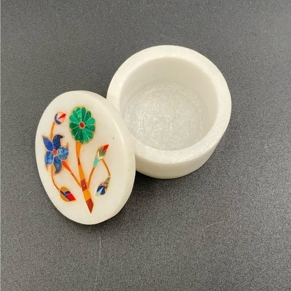 White Marble Round Trinket Box w/ Floral Inlay - Picture 4 of 5